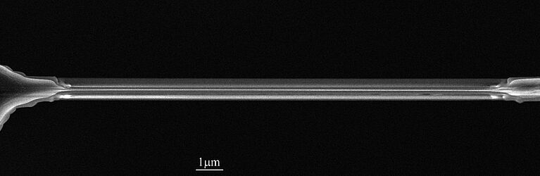 mittels fokusiertem Ionenstrahl präparierte elektronentransparente Folie in Ansicht von oben