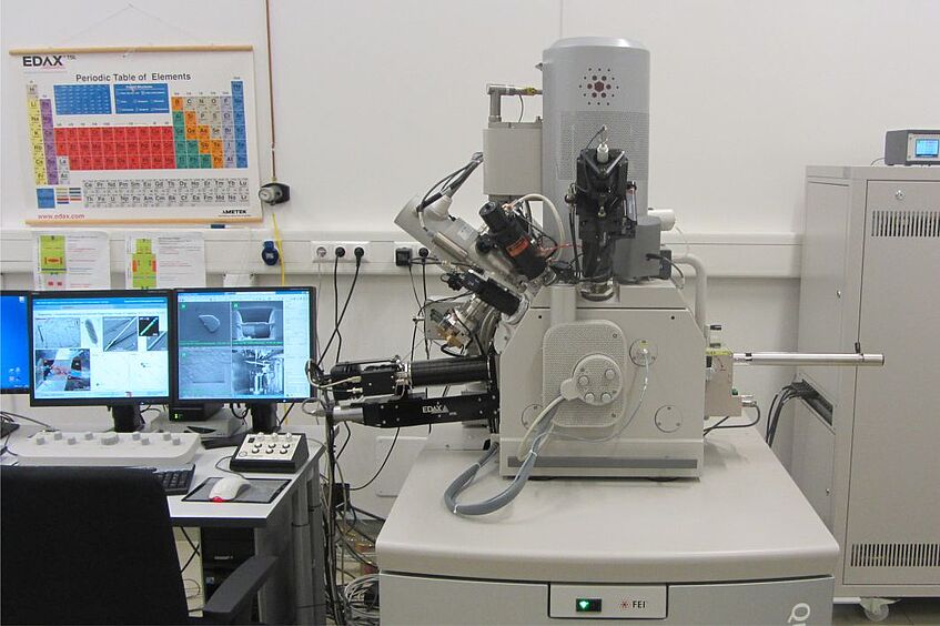 Frontansicht von FEI Quanta 3D FEG Feldemissionsrasterelektronenmikroskop mit integrierter Ionensäule