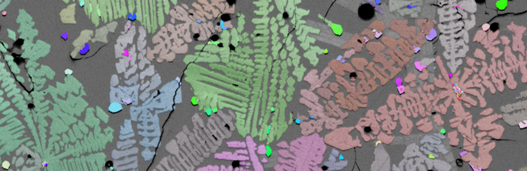 EBSD Kristallorientierungskarte von dendritischem Klinopyroxen und Magnetit in einer Glasmatrix